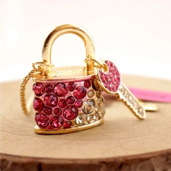BETSEY JOHNSON BEAUTIFUL PINK CRYSTAL AND ALLOY LOCK AND KEY NECKLACE - Picture 2 of 3